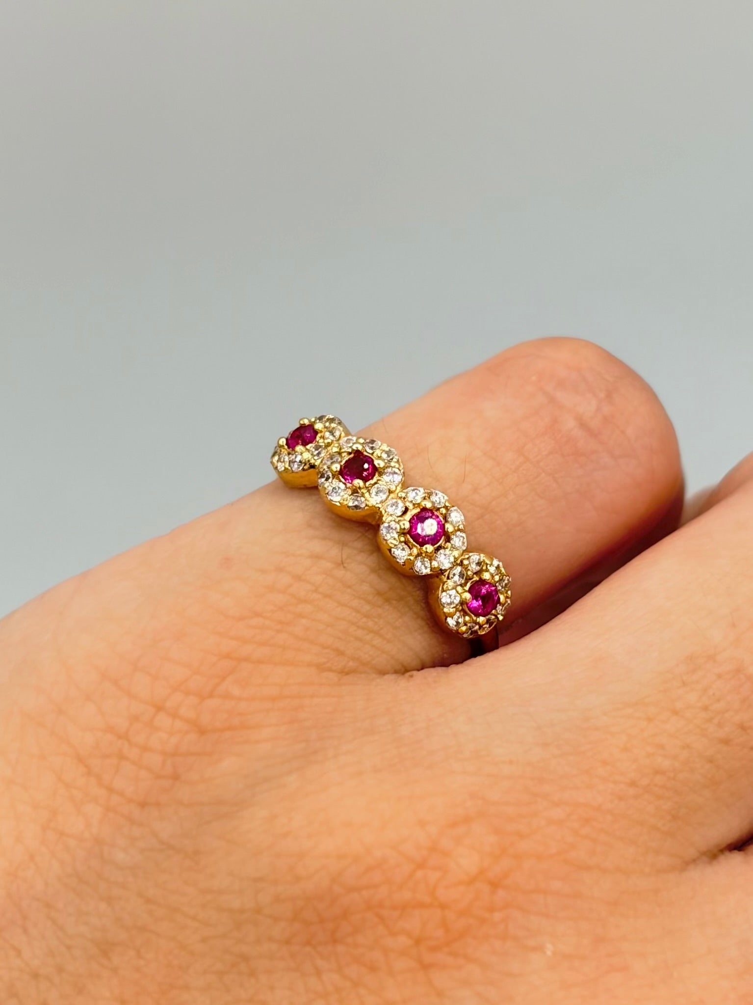 Anillo circones fucsia-blanco Oro amarillo 18k / Talla 5 / 2,06 Gr