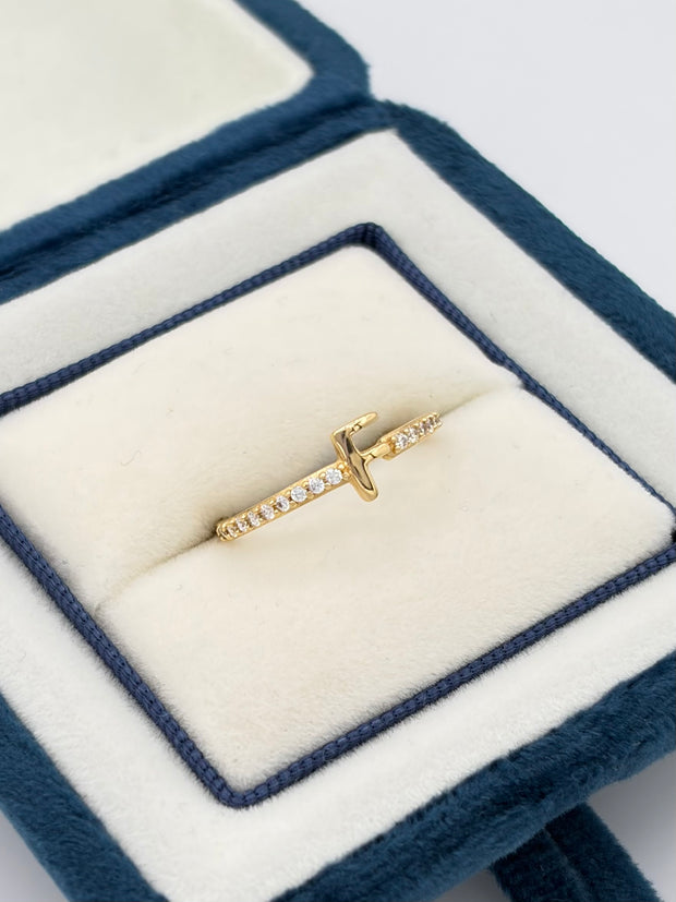 Anillo Inicial F con circones blancos  Oro amarillo 18k / Talla 7 / 1,38 Gr