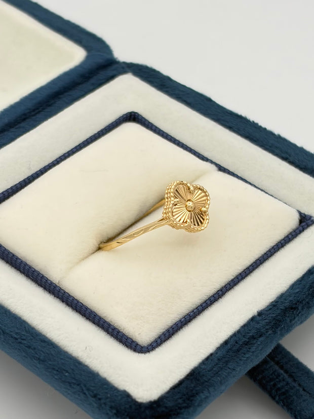 Anillo Trebol dorado diamantado  Oro amarillo 18k / Talla 7/2 / 1,79 Gr