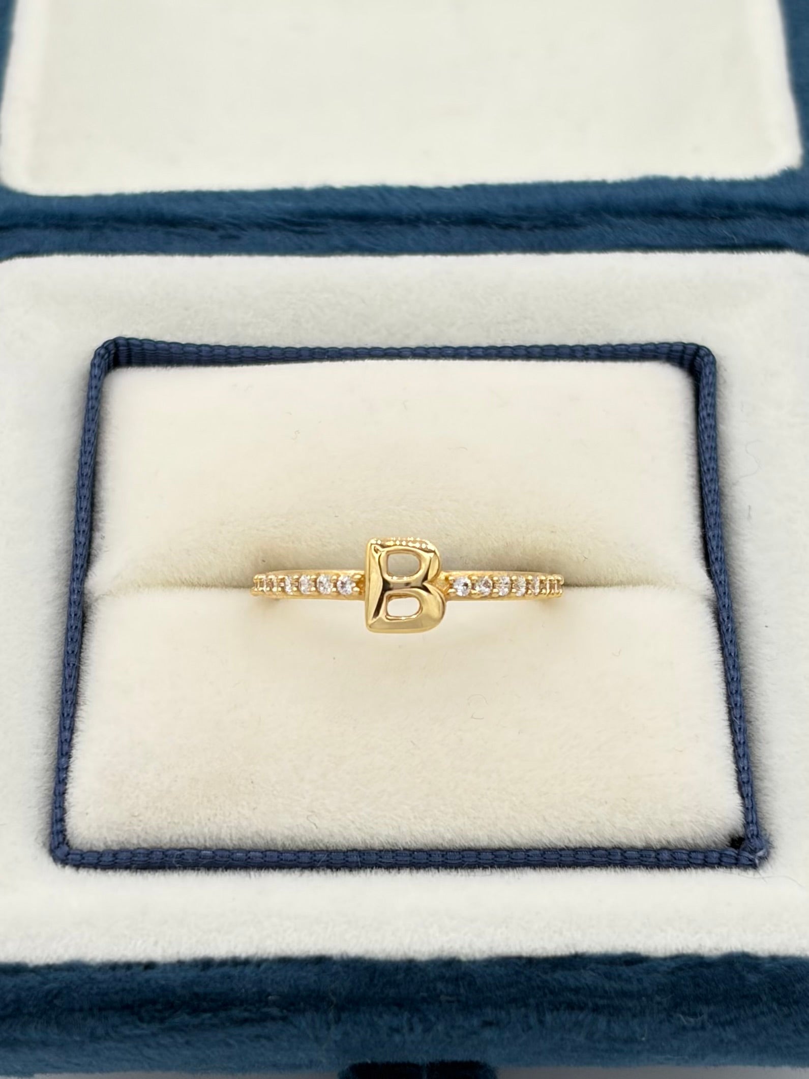 Anillo Inicial B con circones blancos  Oro amarillo 18k / Talla 7 / 1,69 Gr
