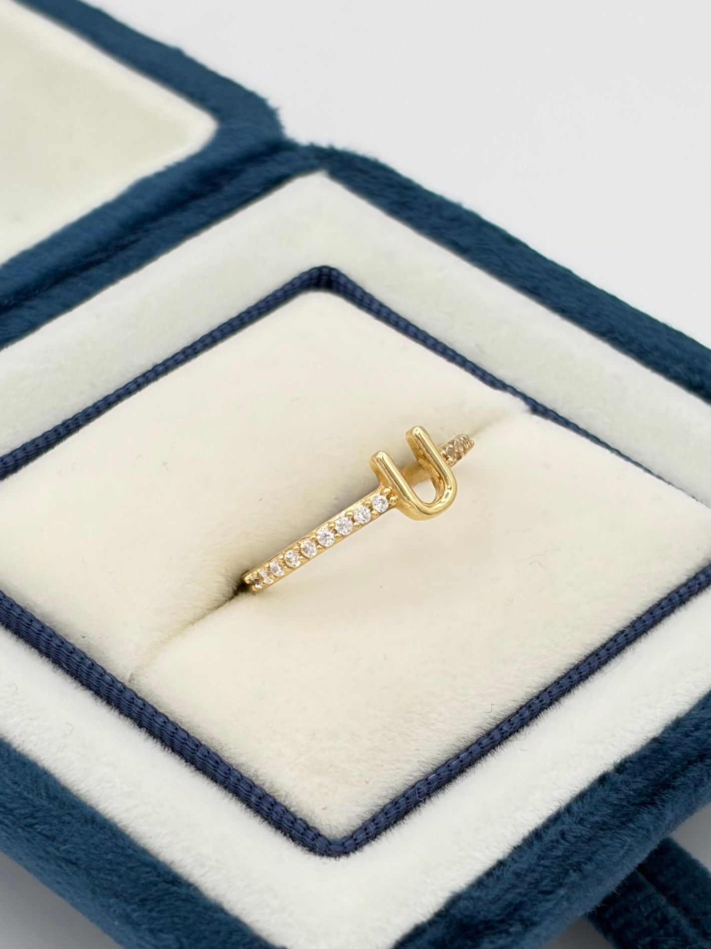 Anillo Inicial U con circones blancos  Oro amarillo 18k / Talla 6/2 / 1,42 Gr