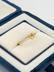 Anillo Inicial U con circones blancos  Oro amarillo 18k / Talla 6/2 / 1,42 Gr