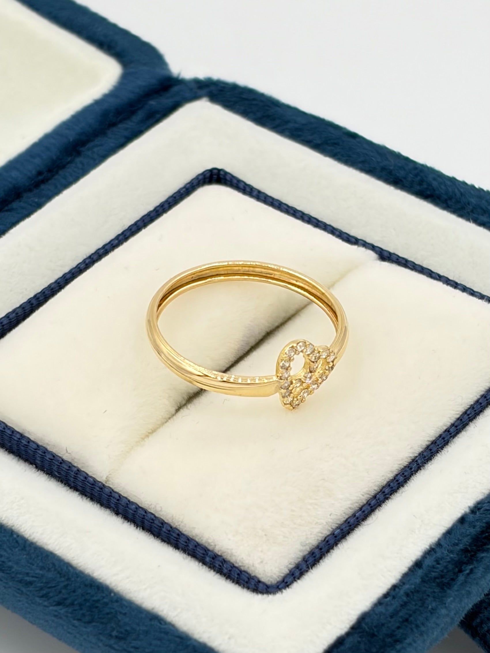 Anillo Corazon circones  Oro amarillo 18k / Talla 7 / 1,0 Gr