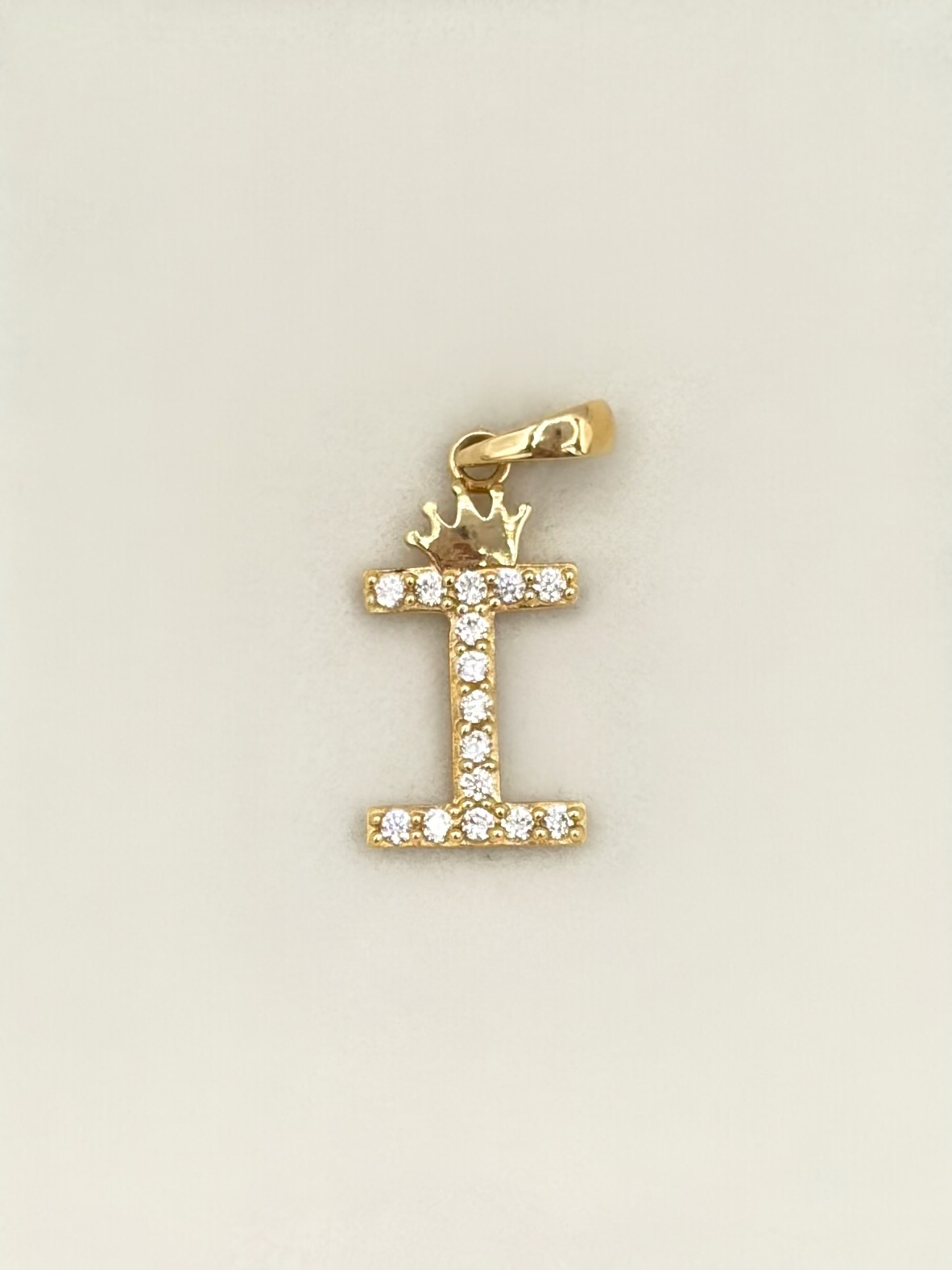 Dije Inicial I circones blancos corona Oro amarillo 18k 0,91 Gr / 1 Cm