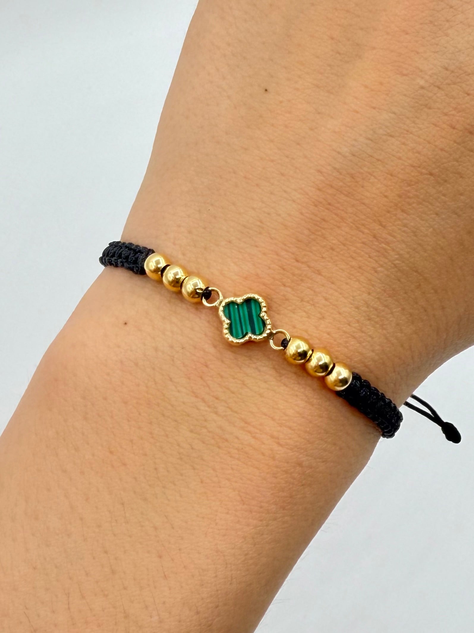 Pulsera tejida herraje trebol mini verde 6BL #4 hilo negro Oro amarillo 18k 0,86 Gr