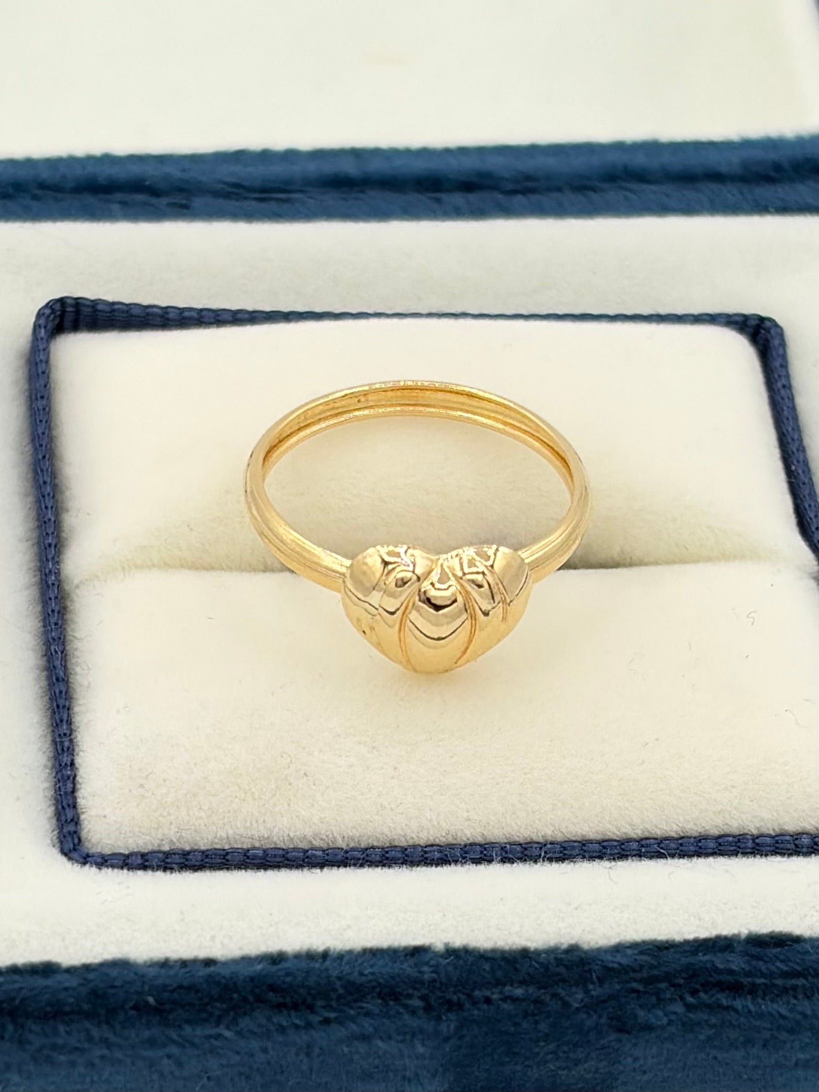 Anillo Corazon rayado Oro amarillo 18k / Talla 6/2 / 0,99 Gr