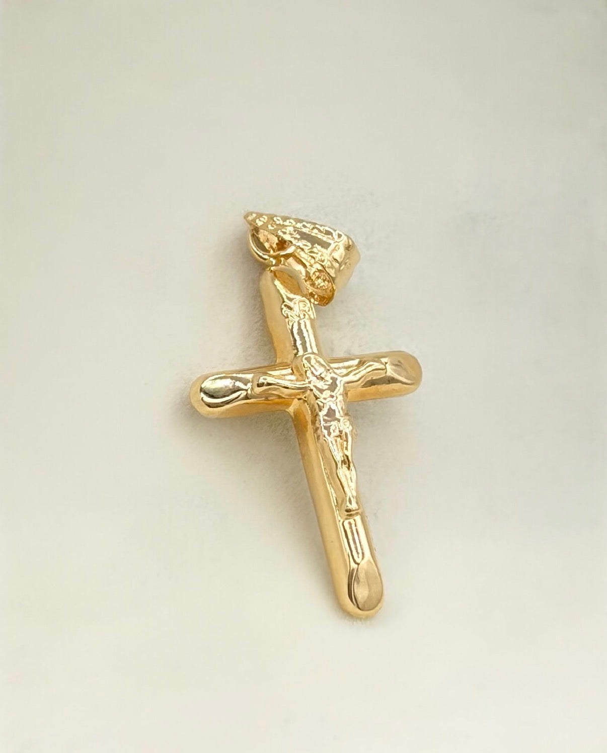 Dije Cruz cristo  Oro amarillo 18k 0,60 Gr / 1,2 Cm
