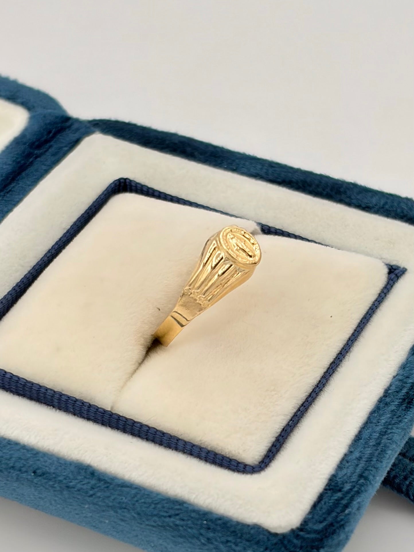 Anillo Troquelado virgen milagrosa Oro amarillo 18k / Talla 7 / 1,06 Gr