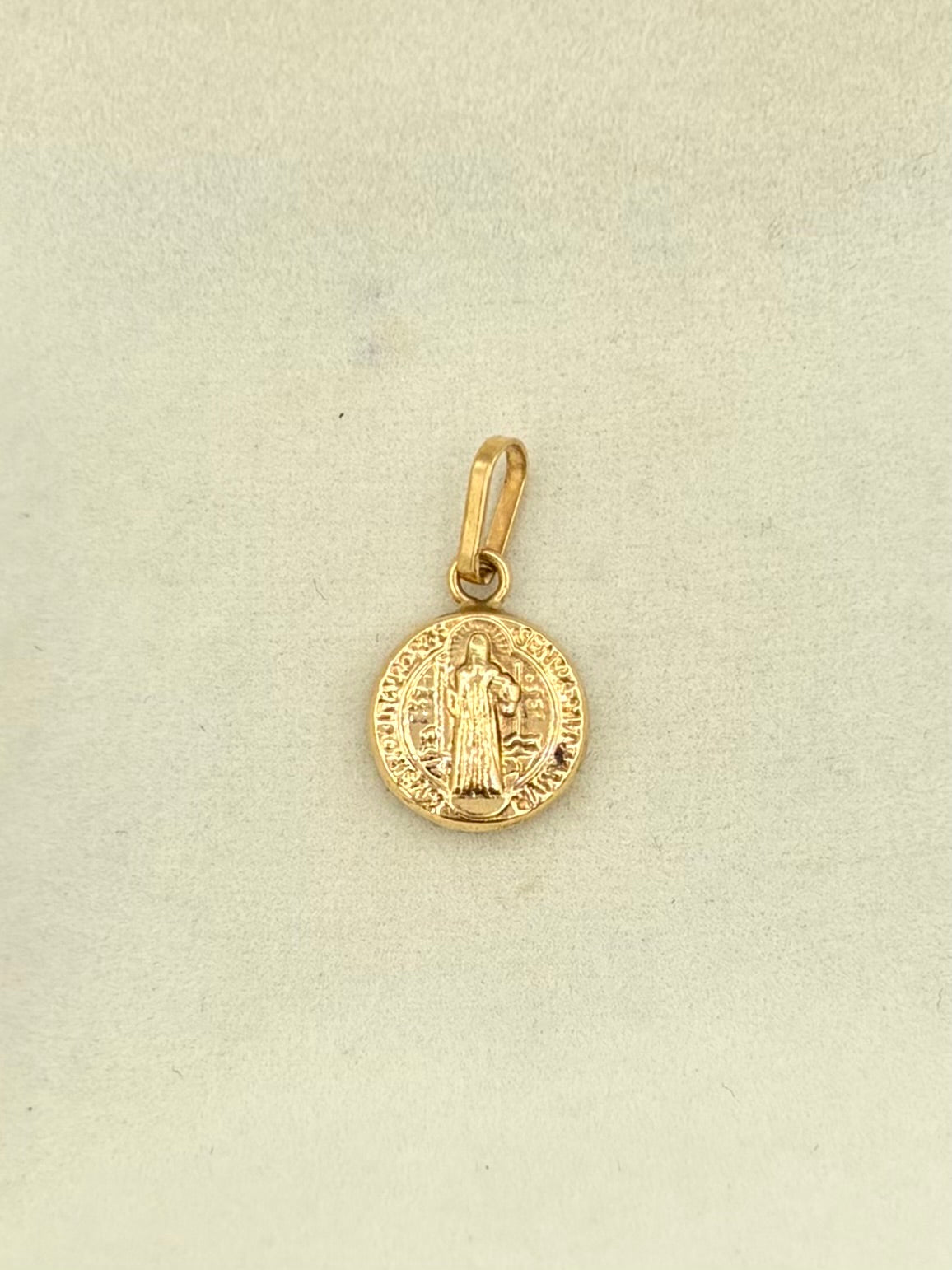 Dije San benito Oro amarillo 18k 0,47 Gr / 8 mm