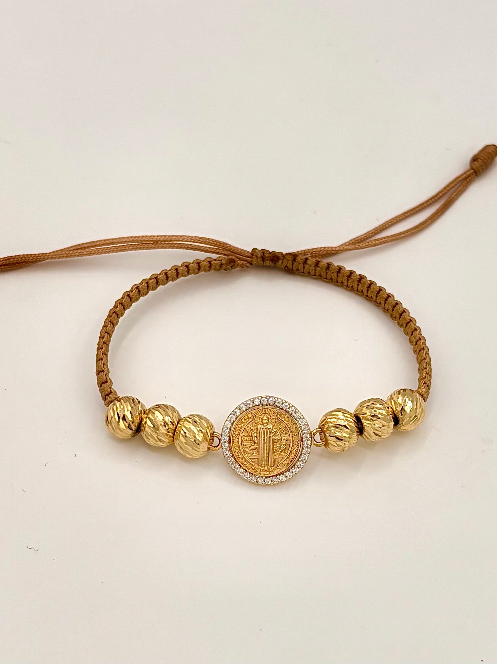 Pulsera tejida herraje san benito circones 6BD #7 hilo beige Oro amarillo 18k 3,57 Gr