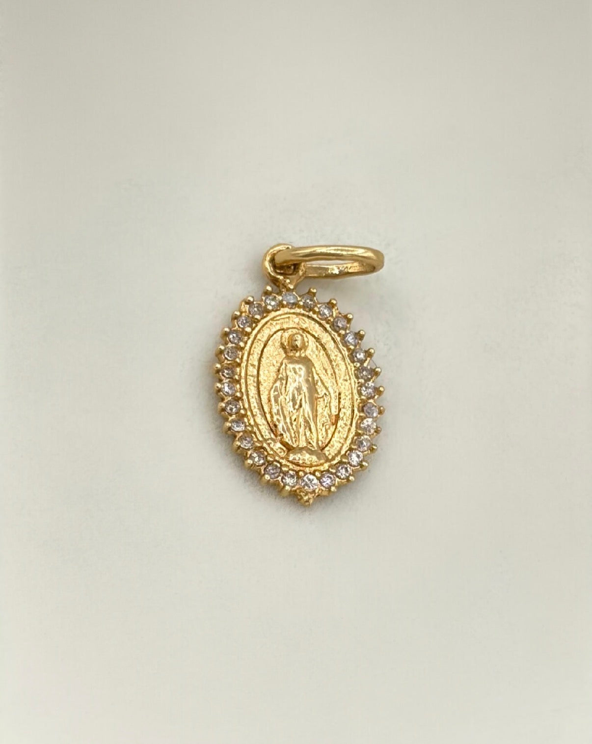 Dije virgen milagrosa circones blancos Oro amarillo 18k 2,01 Gr / 2,0 Cm