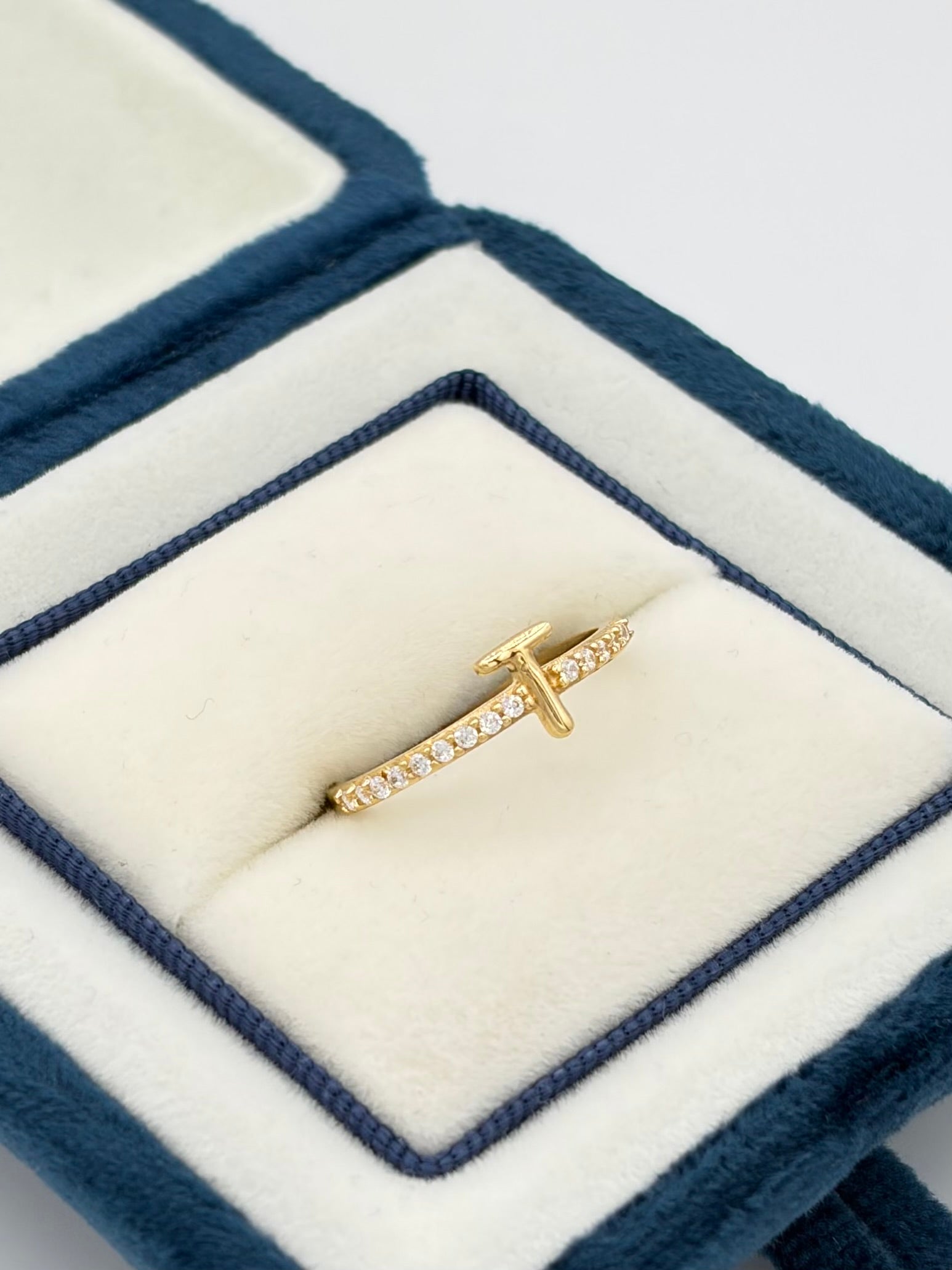 Anillo Inicial T con circones blancos  Oro amarillo 18k / Talla 6/2 / 1,51 Gr