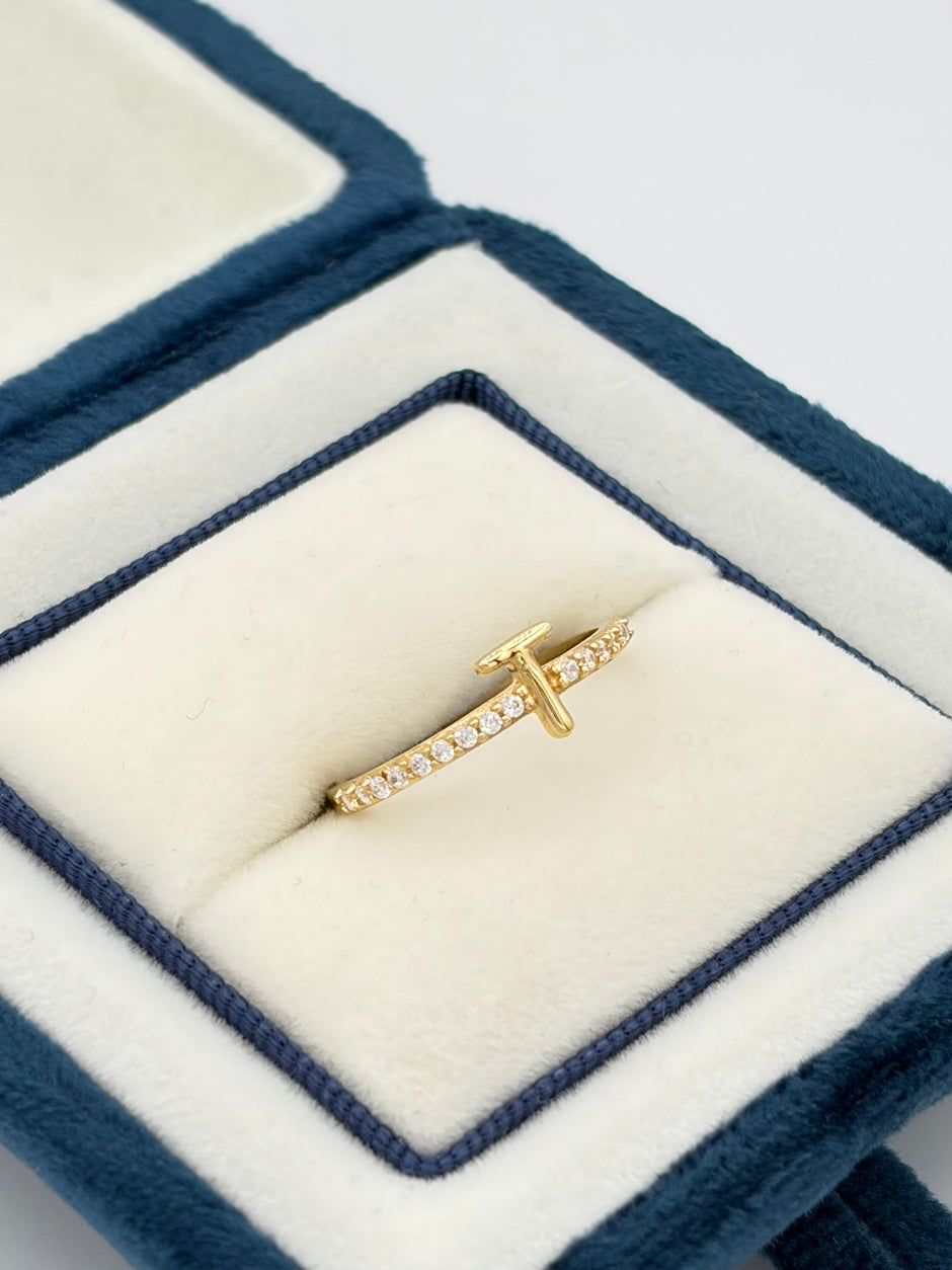 Anillo Inicial T con circones blancos  Oro amarillo 18k / Talla 6/2 / 1,51 Gr