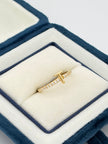 Anillo Inicial T con circones blancos  Oro amarillo 18k / Talla 6/2 / 1,51 Gr