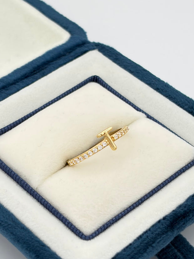 Anillo Inicial T con circones blancos  Oro amarillo 18k / Talla 6/2 / 1,51 Gr