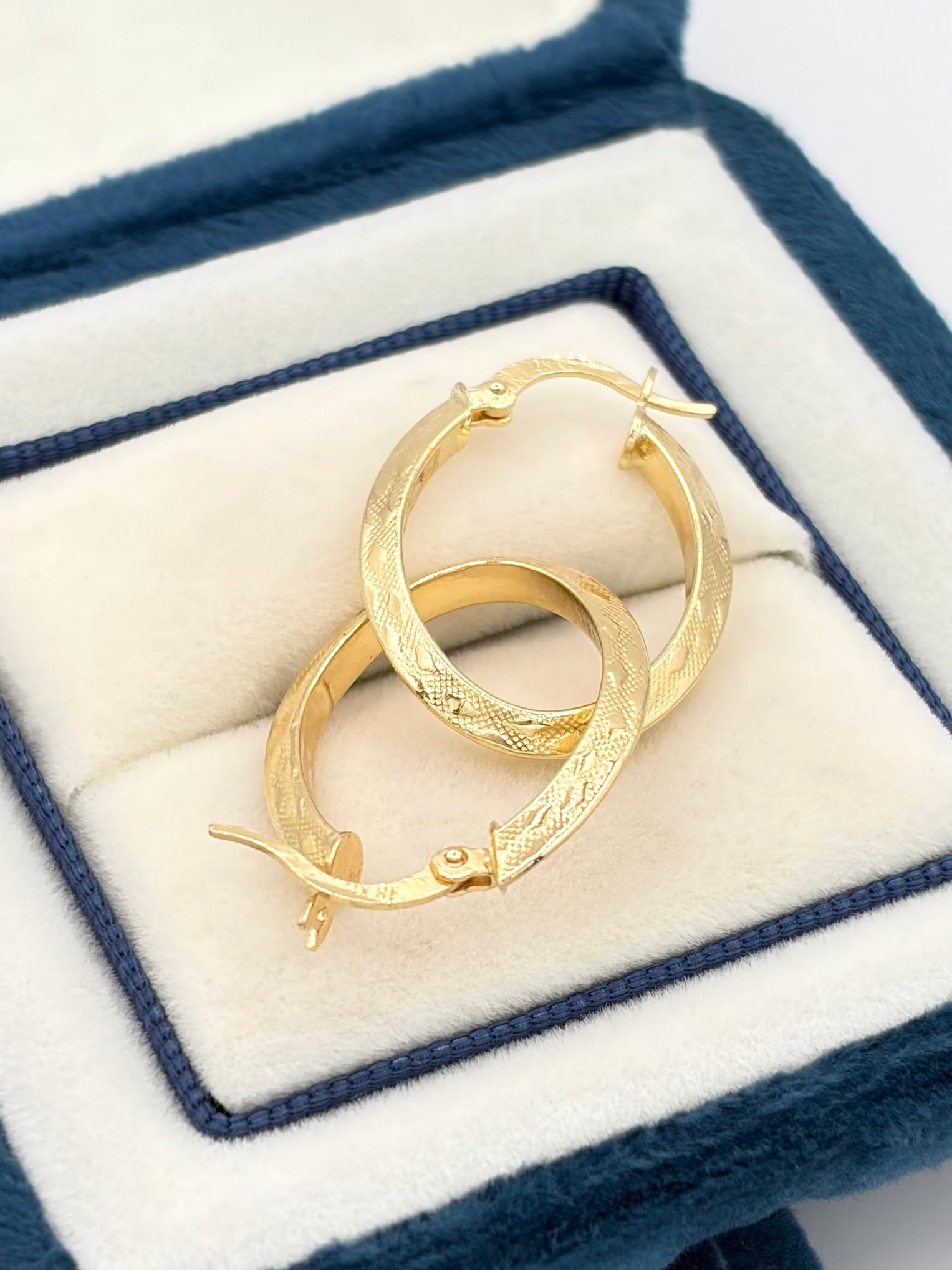 Candonga Ovaladas semi punteadas  Oro amarillo 18k 1,80 Gr / 1,9 Cm