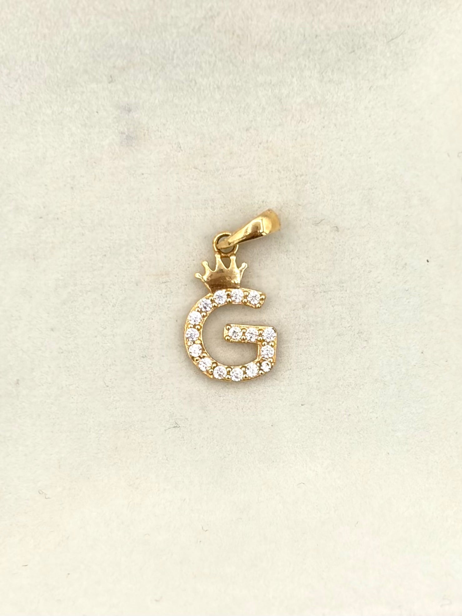 Dije Inicial G circones blancos corona  Oro amarillo 18k 0,97 Gr / 1 Cm