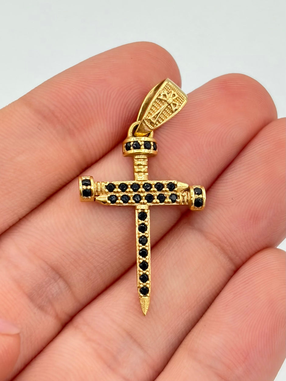 Dije cruz clavo circones negros Oro amarillo 18k 2,64 Gr / 2,5 Cm