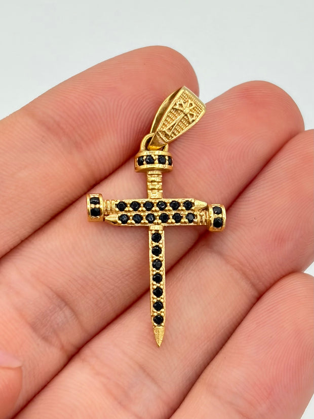 Dije cruz clavo circones negros Oro amarillo 18k 2,64 Gr / 2,5 Cm