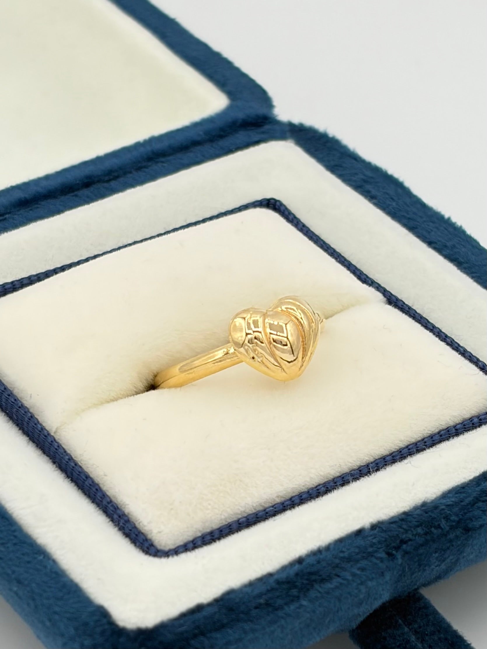 Anillo Corazon rayado Oro amarillo 18k / Talla 6/2 / 0,99 Gr