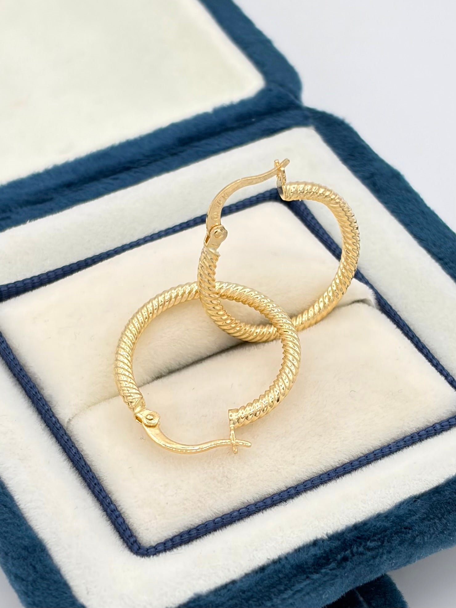 Candonga Lineas cruzadas  Oro amarillo 18k 1,53 Gr / 2,1 Cm