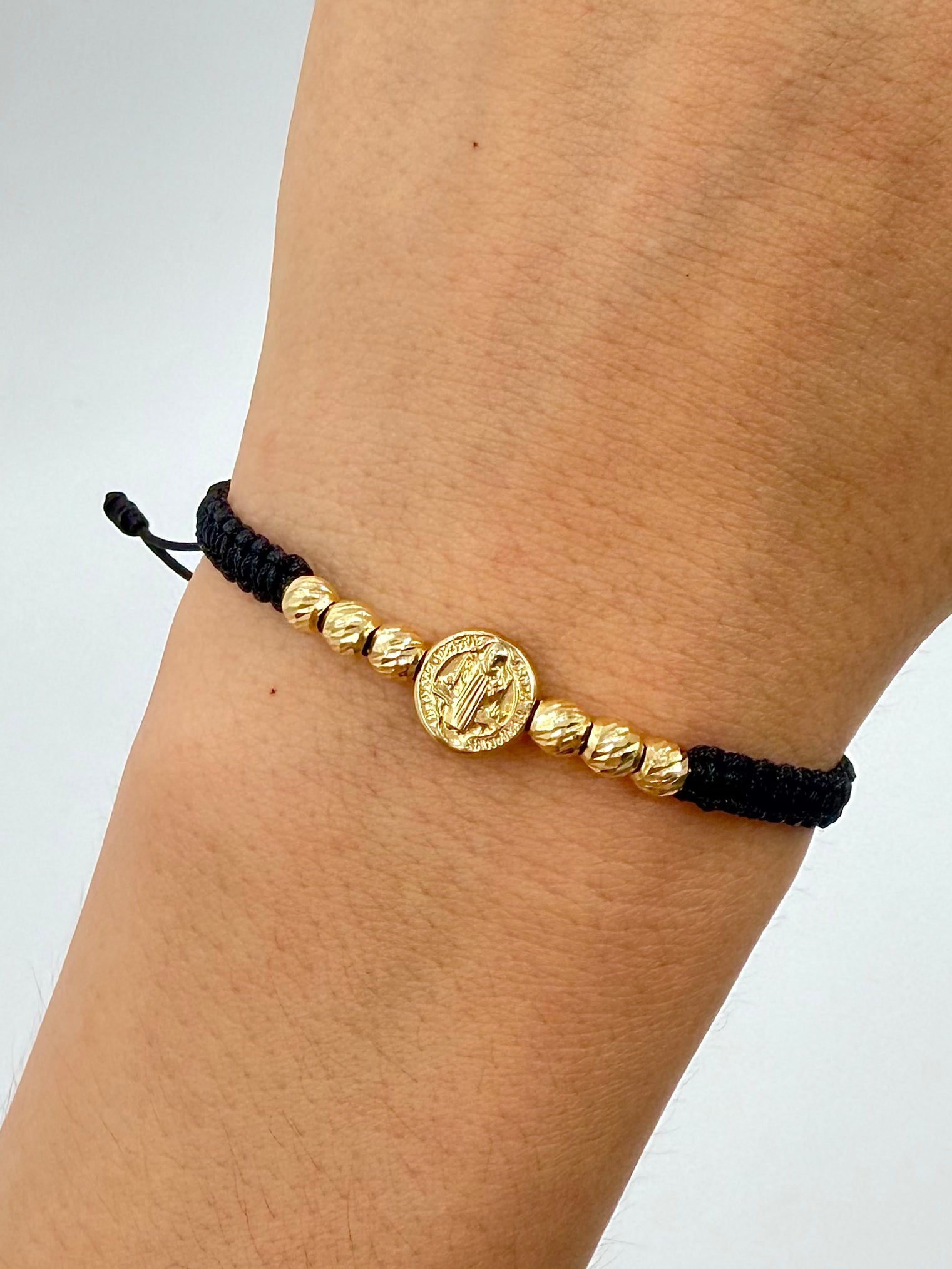 Pulsera tejida herraje san benito 6BD #4 hilo negro Oro amarillo 18k 0,70 Gr